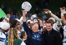 Bill Belichick vence em Dublin Head coach da North Carolina, Bill Belichick (ao centro) após derrotar TCU em Dublin, Irlanda (Foto: Peter Morrison)