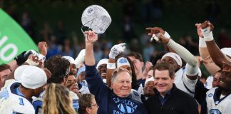 Bill Belichick vence em Dublin Head coach da North Carolina, Bill Belichick (ao centro) após derrotar TCU em Dublin, Irlanda (Foto: Peter Morrison)