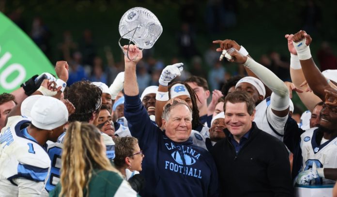 Head coach da North Carolina, Bill Belichick (ao centro) após derrotar TCU em Dublin, Irlanda (Foto: Peter Morrison)