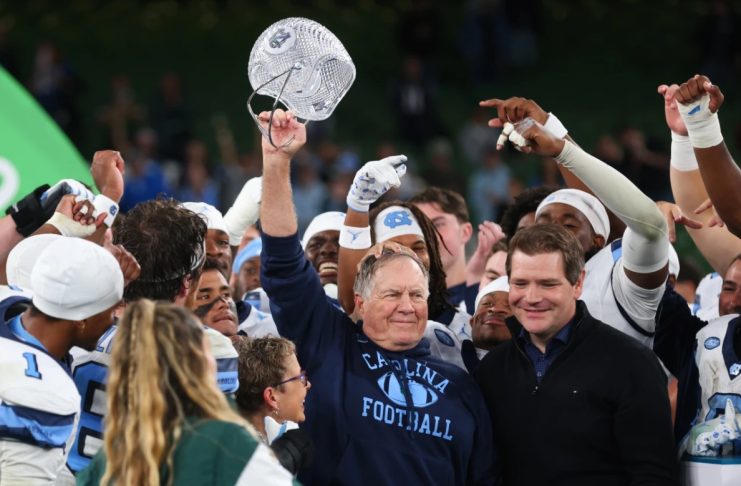 Head coach da North Carolina, Bill Belichick (ao centro) após derrotar TCU em Dublin, Irlanda (Foto: Peter Morrison)
