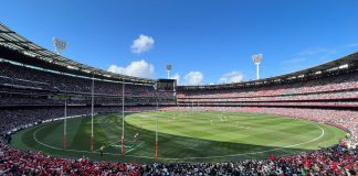 Rams e 49ers encaram a maior viagem da NFL para Austrália O MCG lotado durante a Grande Final da AFL de 2022; a partida atraiu um público de 100.024 espectadores. (Foto: Divulgação MCG)