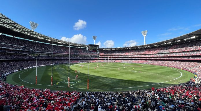 Rams e 49ers encaram a maior viagem da NFL para Austrália O MCG lotado durante a Grande Final da AFL de 2022; a partida atraiu um público de 100.024 espectadores. (Foto: Divulgação MCG)