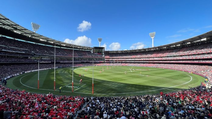 O MCG lotado durante a Grande Final da AFL de 2022; a partida atraiu um público de 100.024 espectadores. (Foto: Divulgação MCG) O MCG lotado durante a Grande Final da AFL de 2022; a partida atraiu um público de 100.024 espectadores. (Foto: Divulgação MCG)