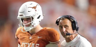 O quarterback do Texas, Arch Manning e o técnico Steve Sarkisian (Foto: Alex Slitz)