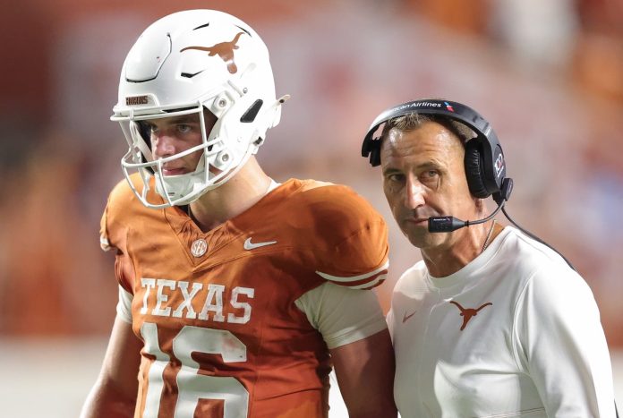 O quarterback do Texas, Arch Manning e o técnico Steve Sarkisian (Foto: Alex Slitz) O quarterback do Texas, Arch Manning e o técnico Steve Sarkisian (Foto: Alex Slitz)
