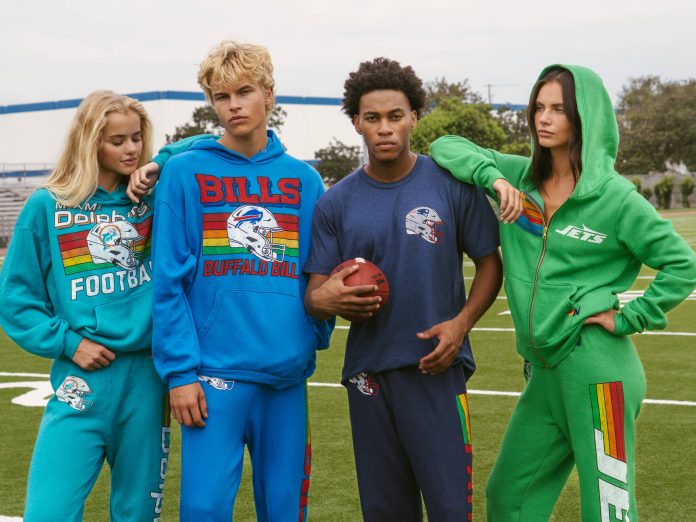A Aviator Nation leva seu característico estilo californiano descolado para a NFL com uma nova coleção lançada a tempo da Week 3. (Imagem: Divulgação) A Aviator Nation leva seu característico estilo californiano descolado para a NFL com uma nova coleção lançada a tempo da Week 3. (Imagem: Divulgação)