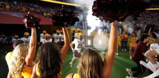 Arizona State entra em campo para o kickoff do Union Jack Classic. (Foto: Tom Jenkins)