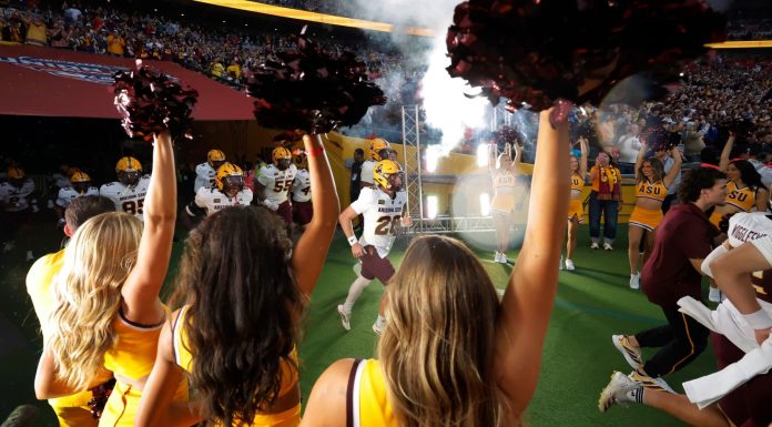 Wembley vira palco de festa do college football com 46 mil fãs Arizona State entra em campo para o kickoff do Union Jack Classic. (Foto: Tom Jenkins)