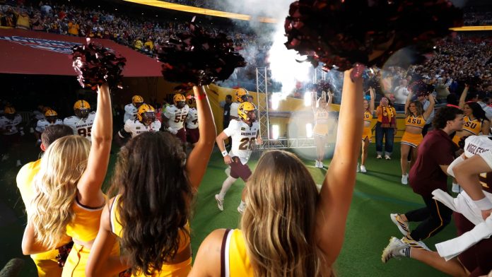 Arizona State entra em campo para o kickoff do Union Jack Classic. (Foto: Tom Jenkins) Arizona State entra em campo para o kickoff do Union Jack Classic. (Foto: Tom Jenkins)