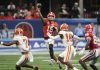 O quarterback de Georgia, Carson Beck (15), lançando passe no jogo entre Georgia e Clemson, 31 de agosto de 2024, em Atlanta, último confronto entre os programas. (Foto: John Bazemore)