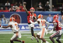 Georgia e Clemson cancelam quatro jogos futuros sem explicações O quarterback de Georgia, Carson Beck (15), lançando passe no jogo entre Georgia e Clemson, 31 de agosto de 2024, em Atlanta, último confronto entre os programas. (Foto: John Bazemore)
