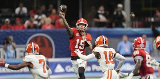 O quarterback de Georgia, Carson Beck (15), lançando passe no jogo entre Georgia e Clemson, 31 de agosto de 2024, em Atlanta, último confronto entre os programas. (Foto: John Bazemore)
