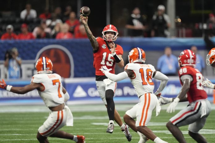 O quarterback de Georgia, Carson Beck (15), lançando passe no jogo entre Georgia e Clemson, 31 de agosto de 2024, em Atlanta, último confronto entre os programas. (Foto: John Bazemore) O quarterback de Georgia, Carson Beck (15), lançando passe no jogo entre Georgia e Clemson, 31 de agosto de 2024, em Atlanta, último confronto entre os programas. (Foto: John Bazemore)