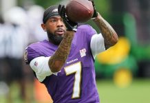 Sono e séries: estratégias dos Ravens para encarar 10 horas de voo até o Rio Rashod Bateman vai aproveitar 10 horas de voo até o Rio pra assistir a série The Sopranos. (Foto: Stephanie Scarbrough)