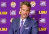 Lane Kiffin volta a Oxford como rival e Ole Miss reforça segurança para o duelo Lane Kiffin como novo head coach da LSU, discursa durante coletiva de apresentação, dezembro de 2025, em Baton Rouge, Louisiana. (Foto: Michael Johnson)