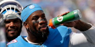 Jacob Martin, do Tennessee, tenta se refrescar durante o calor. (Foto: George Walker)