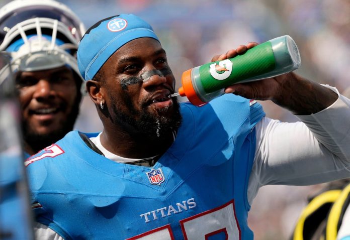 Jacob Martin, do Tennessee, tenta se refrescar durante o calor. (Foto: George Walker) Jacob Martin, do Tennessee, tenta se refrescar durante o calor. (Foto: George Walker)