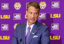 Lane Kiffin como novo head coach da LSU, discursa durante coletiva de apresentação, dezembro de 2025, em Baton Rouge, Louisiana. (Foto: Michael Johnson)
