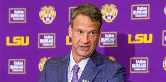 Lane Kiffin como novo head coach da LSU, discursa durante coletiva de apresentação, dezembro de 2025, em Baton Rouge, Louisiana. (Foto: Michael Johnson)