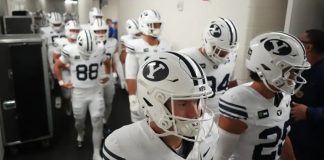 Jogadores da BYU deixam o vestiário para o segundo tempo contra Colorado State, no sábado, 19 de setembro de 2026, em Fort Collins, Colorado. (Foto David Zalubowski)