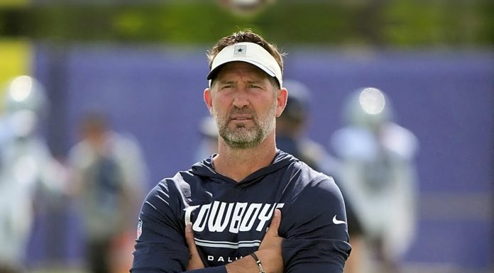 Cowboys preparam diferentes chuteiras para enfrentar gramado do Maracanã O técnico Brian Schottenheimer vem 'educando' os seus jogadores pro jogo no Maracanã. (Foto: Kirby Lee)