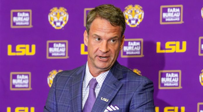 Lane Kiffin como novo head coach da LSU, discursa durante coletiva de apresentação, dezembro de 2025, em Baton Rouge, Louisiana. (Foto: Michael Johnson)