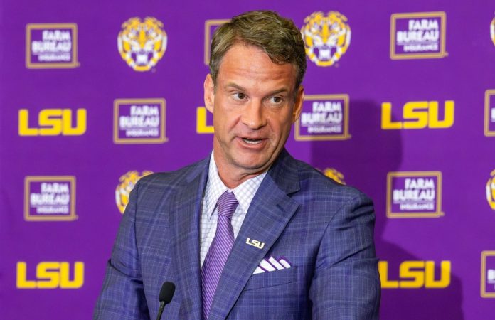 Lane Kiffin como novo head coach da LSU, discursa durante coletiva de apresentação, dezembro de 2025, em Baton Rouge, Louisiana. (Foto: Michael Johnson)