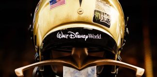 Logo da Disney em helmet da UCF amplia espaço de patrocinadores no College A mudança na NCAA abriu espaço para que as universidades comercializassem uma área que antes era limitada às marcas de fabricante. (Imagem: Divulgação UCF)