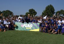 Ravens agitam evento de flag com crianças de projetos sociais no Rio Campeão do Super Bowl pelos Ravens, Adalius Thomas, mascote Poe e cheerleaders reunidos com as crianças dos programas sociais RioUm e Gol de Letra no CEFAN, Rio de Janeiro (Foto: Tiago Munden / Salão Oval)