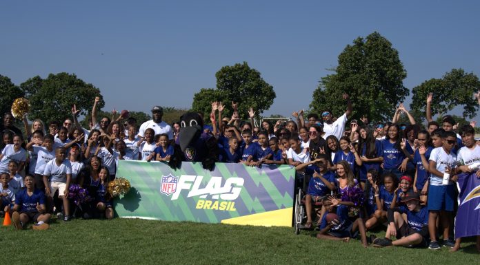 Ravens agitam evento de flag com crianças de projetos sociais no Rio Campeão do Super Bowl pelos Ravens, Adalius Thomas, mascote Poe e cheerleaders reunidos com as crianças dos programas sociais RioUm e Gol de Letra no CEFAN, Rio de Janeiro (Foto: Tiago Munden / Salão Oval)