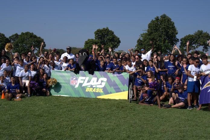 Campeão do Super Bowl pelos Ravens, Adalius Thomas, mascote Poe e cheerleaders reunidos com as crianças dos programas sociais RioUm e Gol de Letra no CEFAN, Rio de Janeiro (Foto: Tiago Munden / Salão Oval) Campeão do Super Bowl pelos Ravens, Adalius Thomas, mascote Poe e cheerleaders reunidos com as crianças dos programas sociais RioUm e Gol de Letra no CEFAN, Rio de Janeiro (Foto: Tiago Munden / Salão Oval)