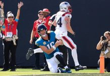 Trevor Lawrence ajoelha na linha de 1 jarda e vira meme na NFL Quarterback do Jacksonville Jaguars, Trevor Lawrence (#16), ajoelha na linha de 1 jarda para administrar o relógio no EverBank Stadium (Foto: Corey Perrine / Florida Times-Union)