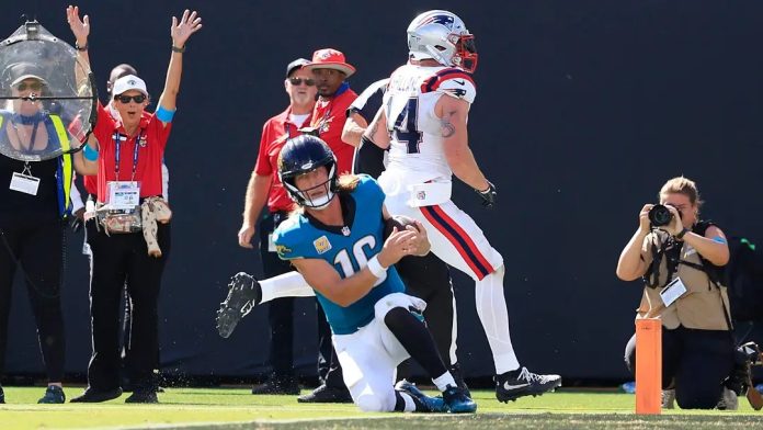 Quarterback do Jacksonville Jaguars, Trevor Lawrence (#16), ajoelha na linha de 1 jarda para administrar o relógio no EverBank Stadium (Foto: Corey Perrine / Florida Times-Union) Quarterback do Jacksonville Jaguars, Trevor Lawrence (#16), ajoelha na linha de 1 jarda para administrar o relógio no EverBank Stadium (Foto: Corey Perrine / Florida Times-Union)