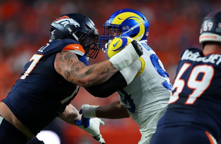 Aaron Donald (#99), do Los Angeles Rams, enfrenta Quinn Meinerz (#77), do Denver Broncos, durante o primeiro quarto. (Foto: Justin Edmonds)