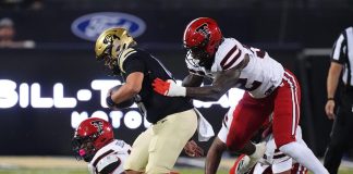 O linebacker do Texas Tech, LaDamion Guyton, impede o avanço do quarterback do Colorado, Isaac Wilson, Colorado. (Foto: David Zalubowski)