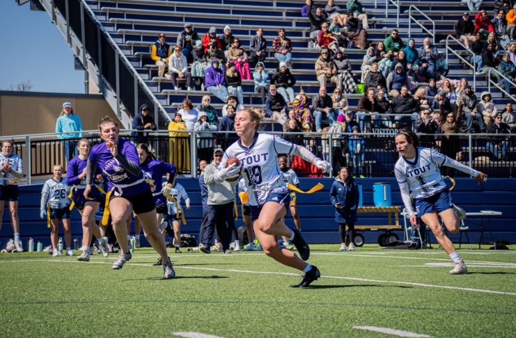 Jogo entre UW-Stout e University of Northwestern–St. Paul, que iniciaram seus programas de College Flag Football em 2025. (Imagem: Divulgação UW-Stout Athletics)