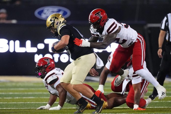 O linebacker do Texas Tech, LaDamion Guyton, impede o avanço do quarterback do Colorado, Isaac Wilson, Colorado. (Foto: David Zalubowski) O linebacker do Texas Tech, LaDamion Guyton, impede o avanço do quarterback do Colorado, Isaac Wilson, Colorado. (Foto: David Zalubowski)