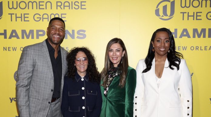 Grand Slam of Flag anuncia torneio feminino com premiação de US$ 500 mil Da esquerda: Michael Strahan e Constance Schwartz-Morini (cofundadores da SMAC Entertainment), Tish Galindo (Fundadora do Women Raise the Game e da The 360 Agency) e Tamala Barksdale (sócia e diretora de estratégia da The 360 Agency, também cofundadora do Women Raise the Game)