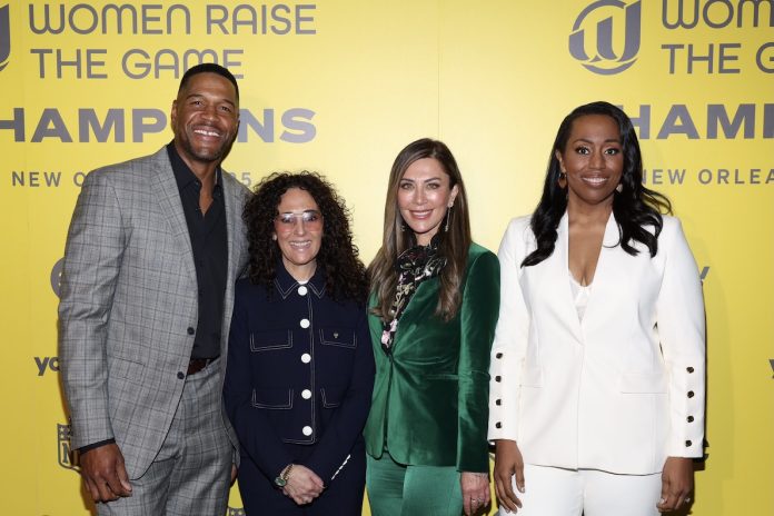 Da esquerda: Michael Strahan e Constance Schwartz-Morini (cofundadores da SMAC Entertainment), Tish Galindo (Fundadora do Women Raise the Game e da The 360 Agency) e Tamala Barksdale (sócia e diretora de estratégia da The 360 Agency, também cofundadora do Women Raise the Game) Da esquerda: Michael Strahan e Constance Schwartz-Morini (cofundadores da SMAC Entertainment), Tish Galindo (Fundadora do Women Raise the Game e da The 360 Agency) e Tamala Barksdale (sócia e diretora de estratégia da The 360 Agency, também cofundadora do Women Raise the Game)